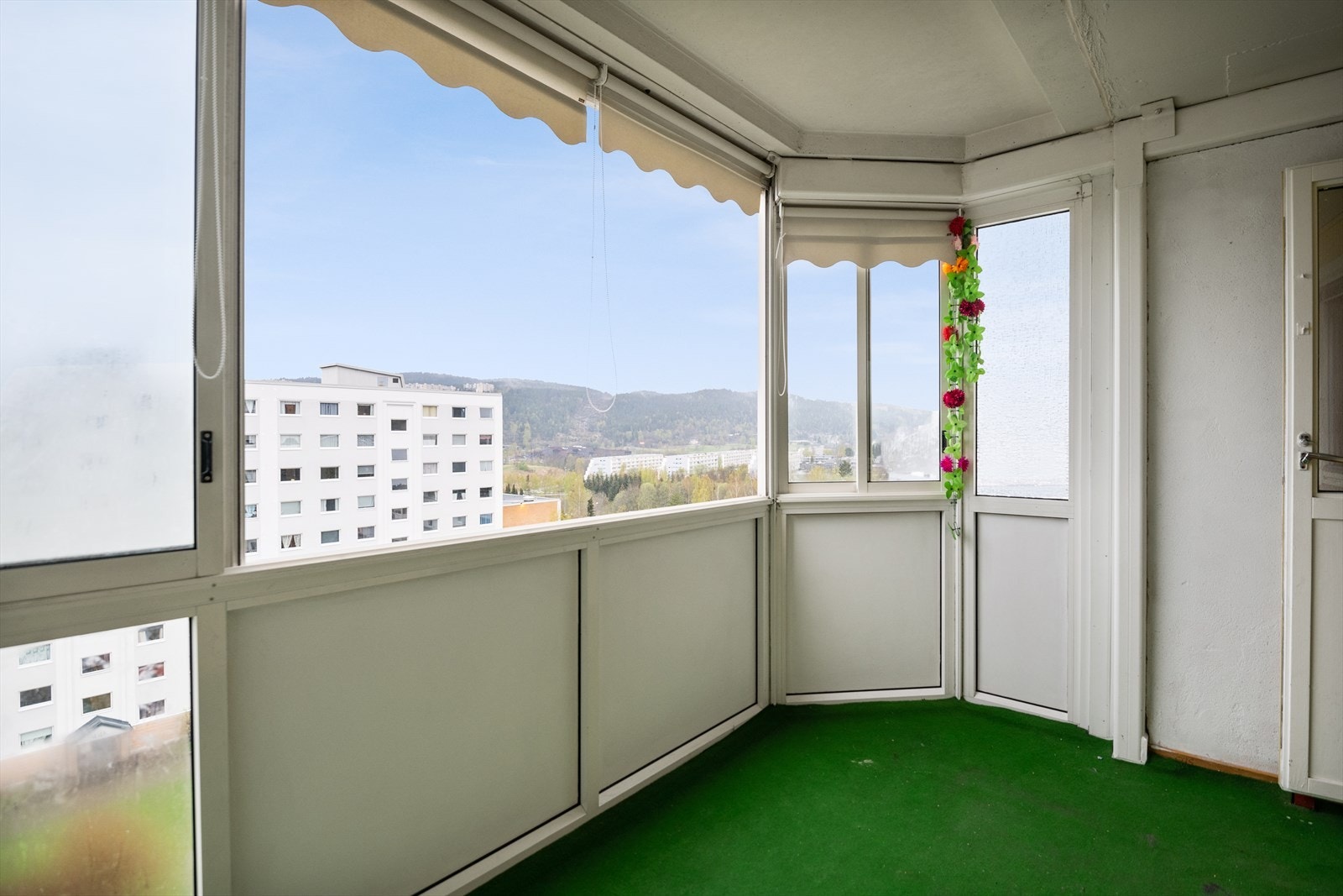 Fra stuen er det utgang til koselig innglasset balkong Galleribilde