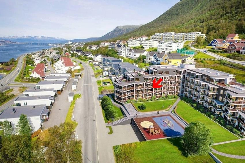 Boligen ligger i 2. etasje i blokk A, med gode solforhold og utsikt over fellesarealer
