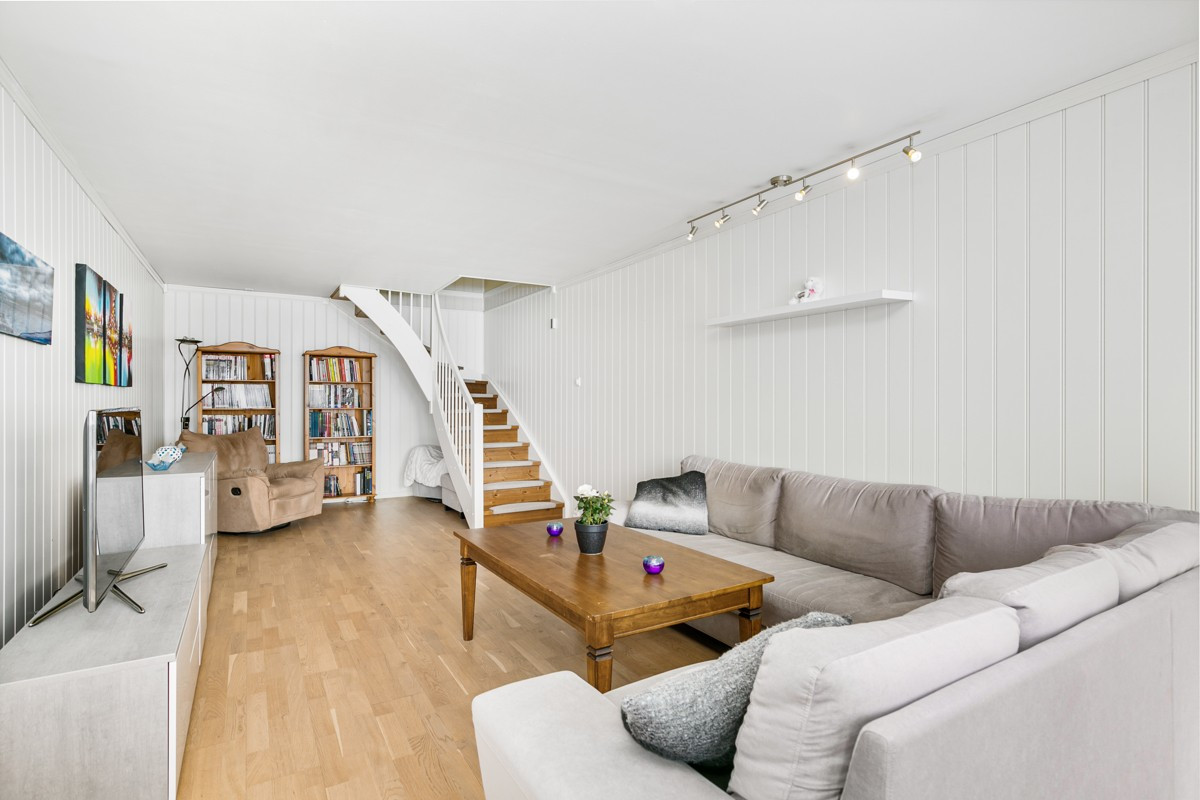 Romslig stue med gode innredningsmuligheter.