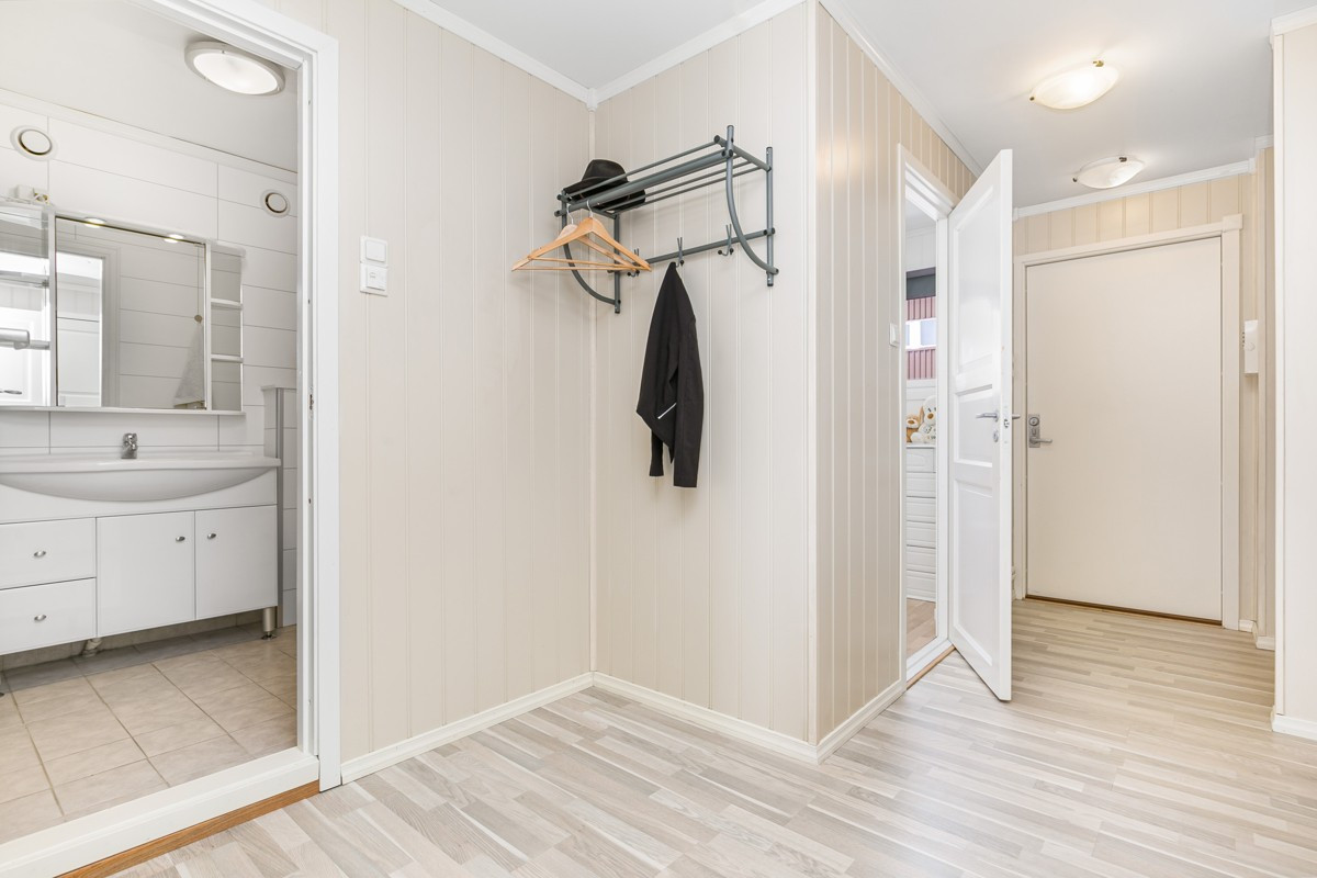 I gangen har du en vanlig bod og en mindre hyllebod for smart innvendig oppbevaring