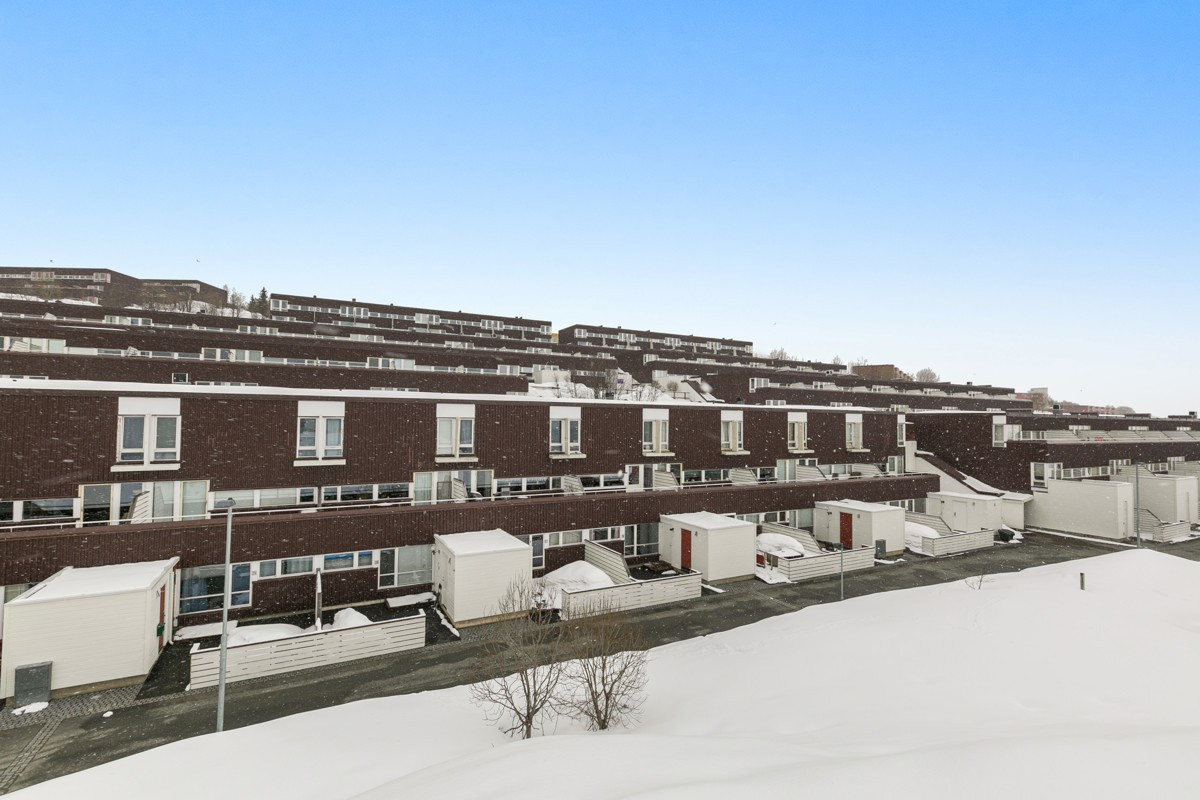 En flott plassert 4-roms i veletablerte Knausen Borettslag