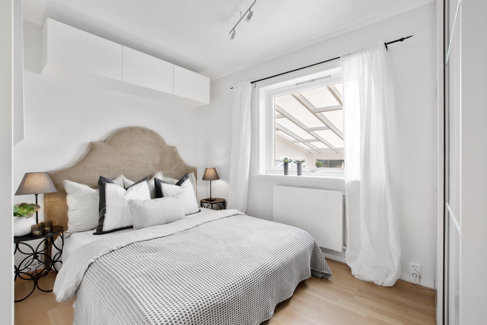 Soverom med god plass til dobbeltseng. Galleribilde