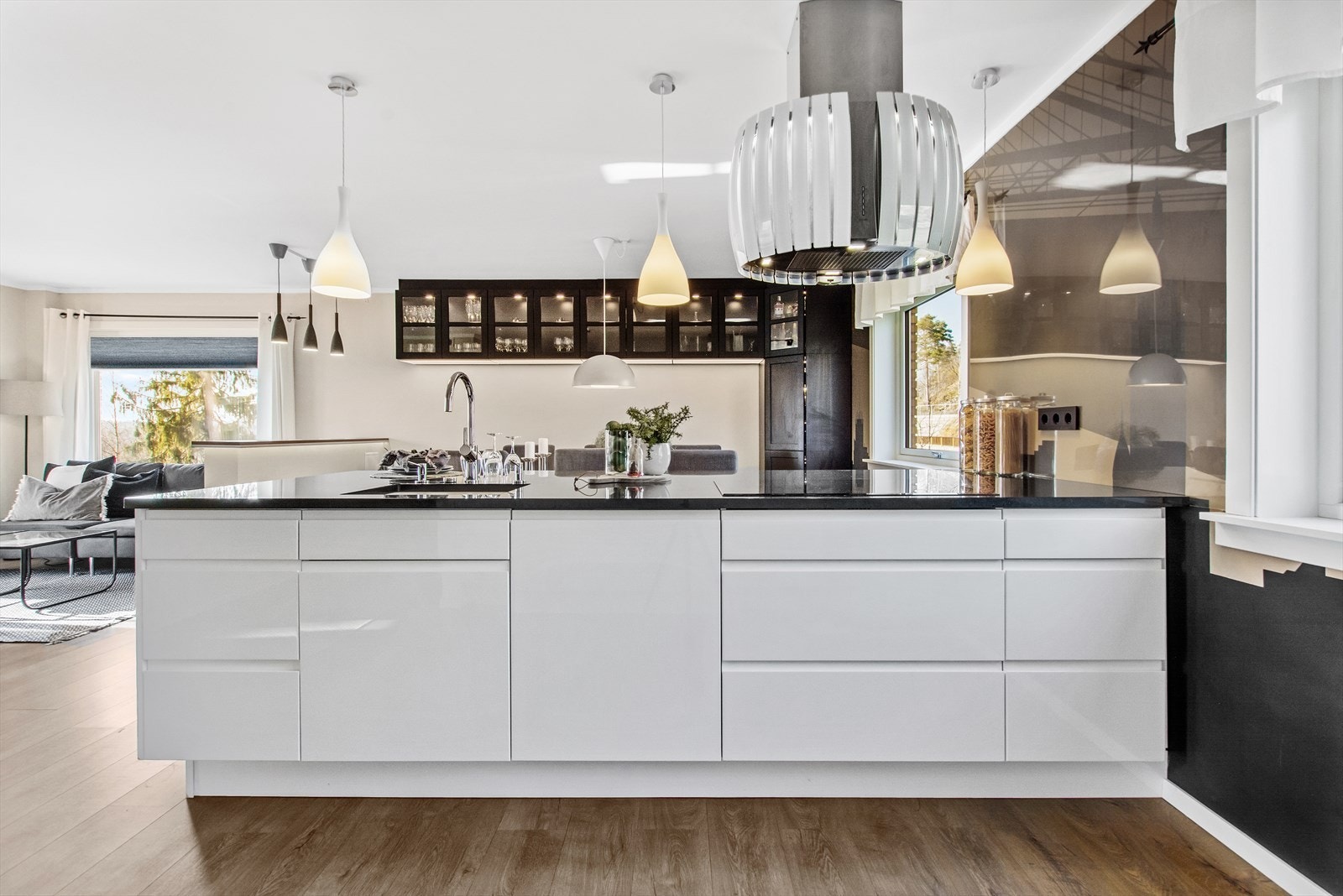 Kjøkkenet har rikelig med skap- og benkeplass som legger til rette for en god arbeidssone. Galleribilde