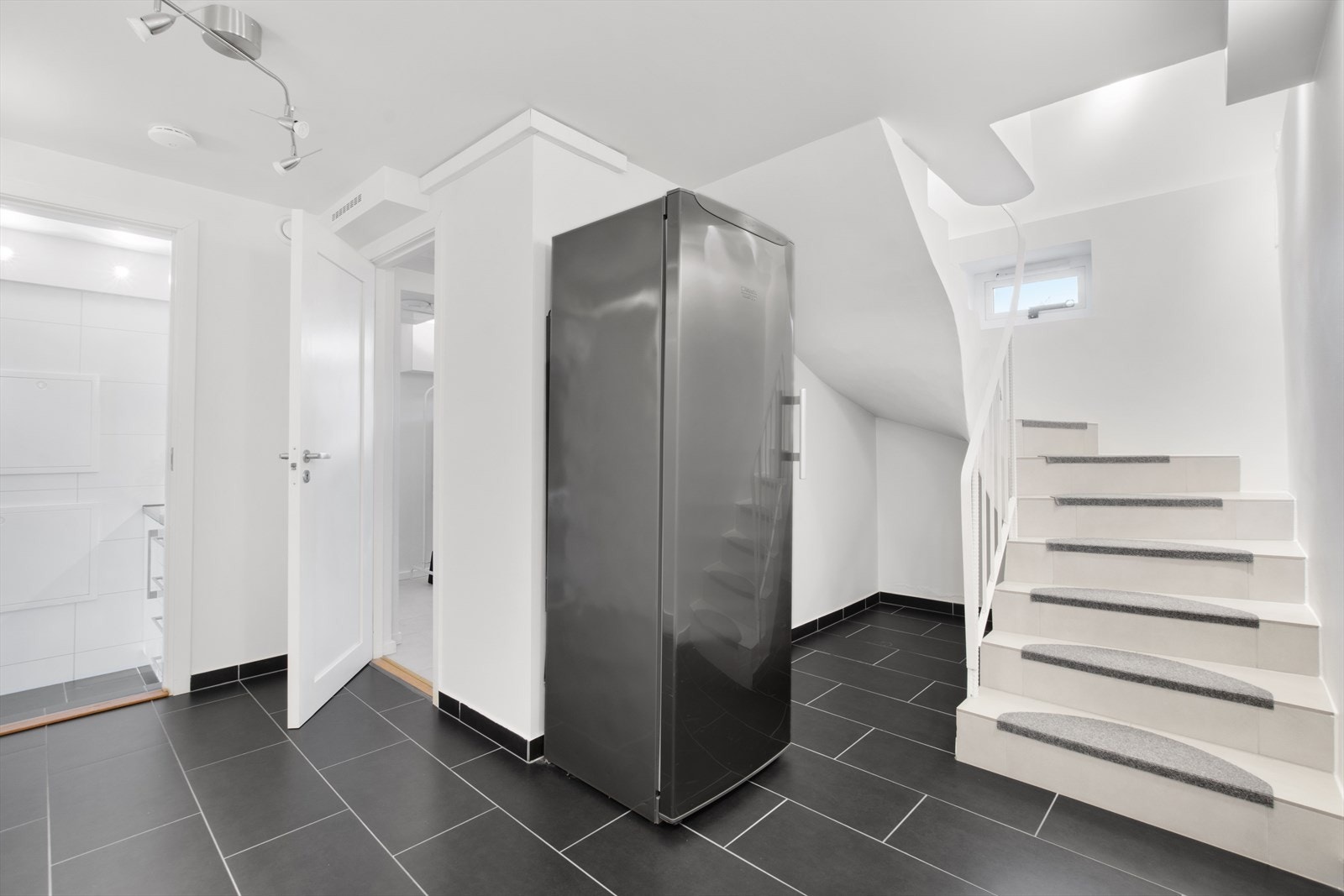 Mellomgang i underetasjen. Galleribilde