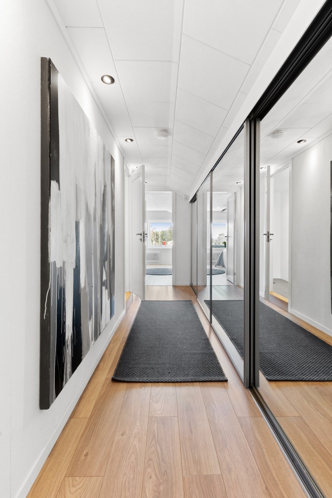 I toppetasjen er det stor skyvedørsgarderobe med speil. Galleribilde