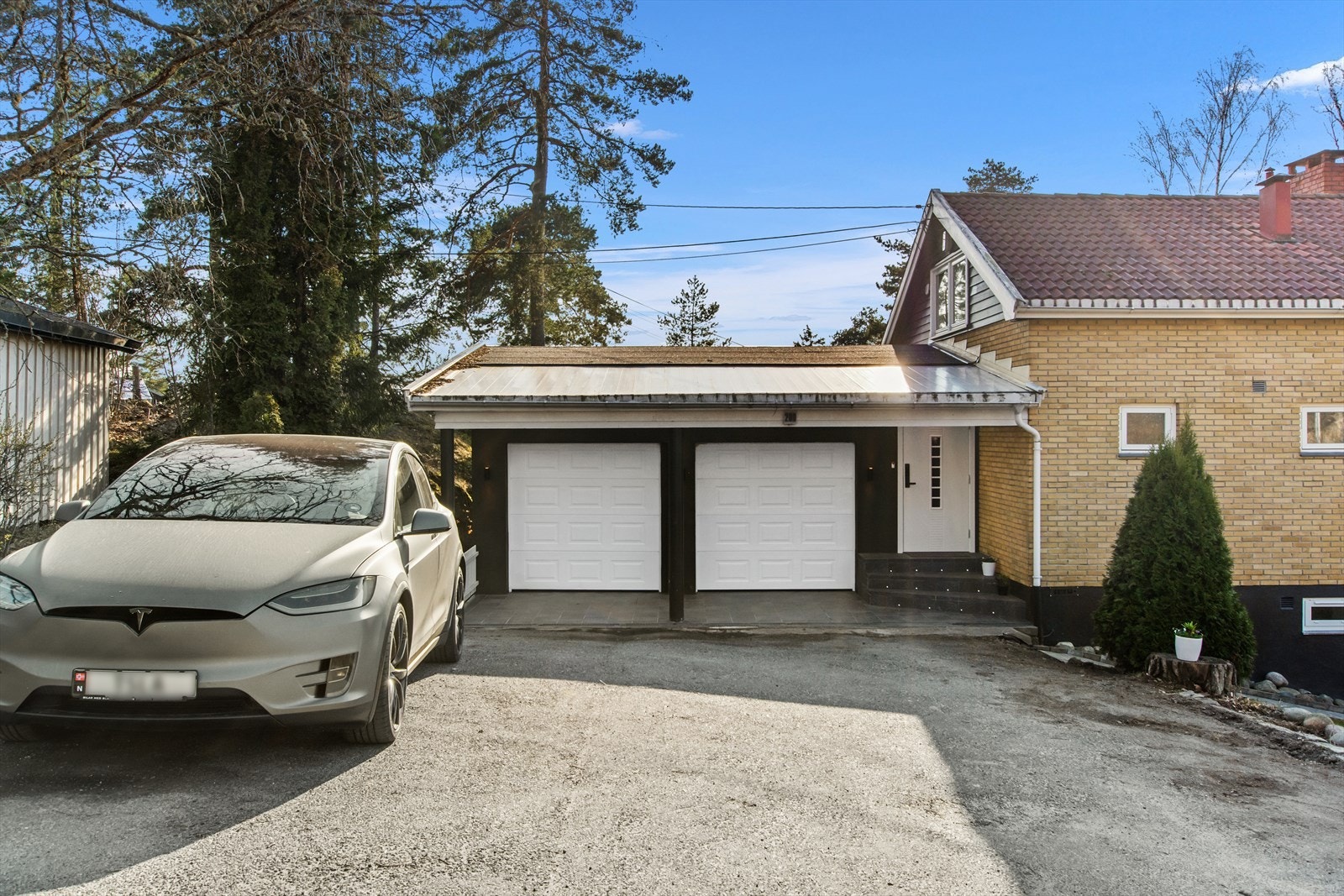 Dobbeltgarasje med biloppstillingsplasser utenfor. Galleribilde