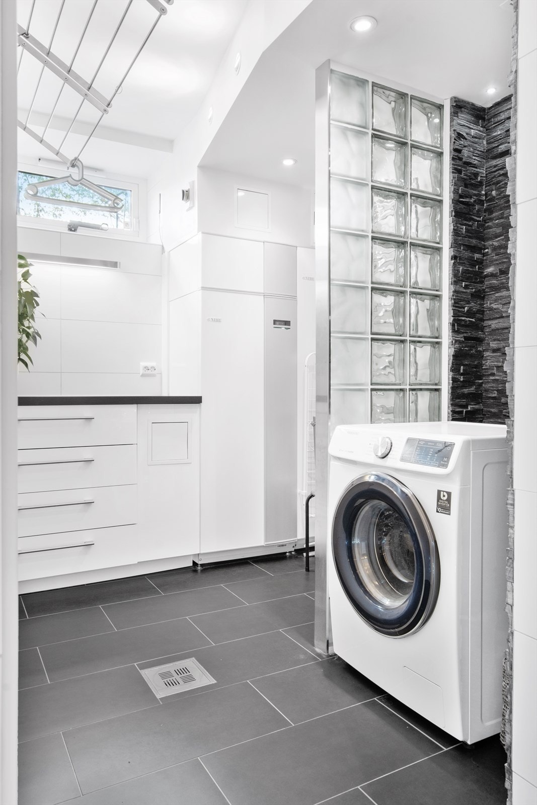 Romslig vaskerom fra 2013 med varme i gulv. Galleribilde