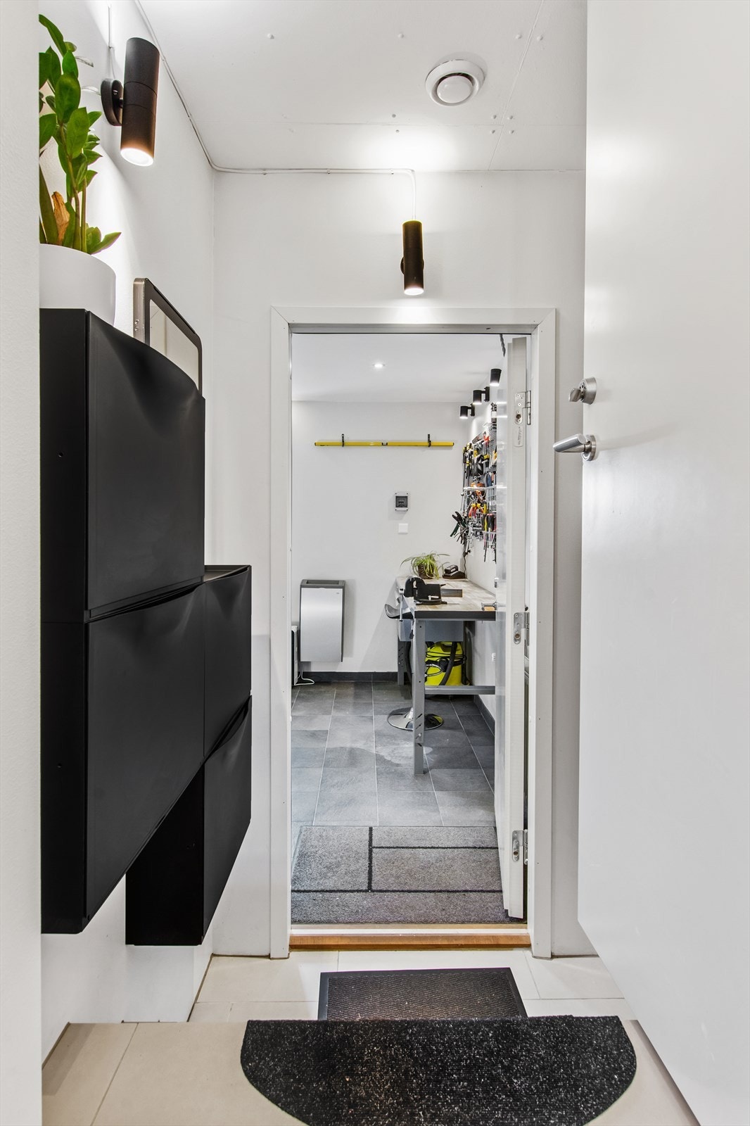 Fra entréen er det innvendig adkomst til oppvarmet dobbeltgarasje. Galleribilde