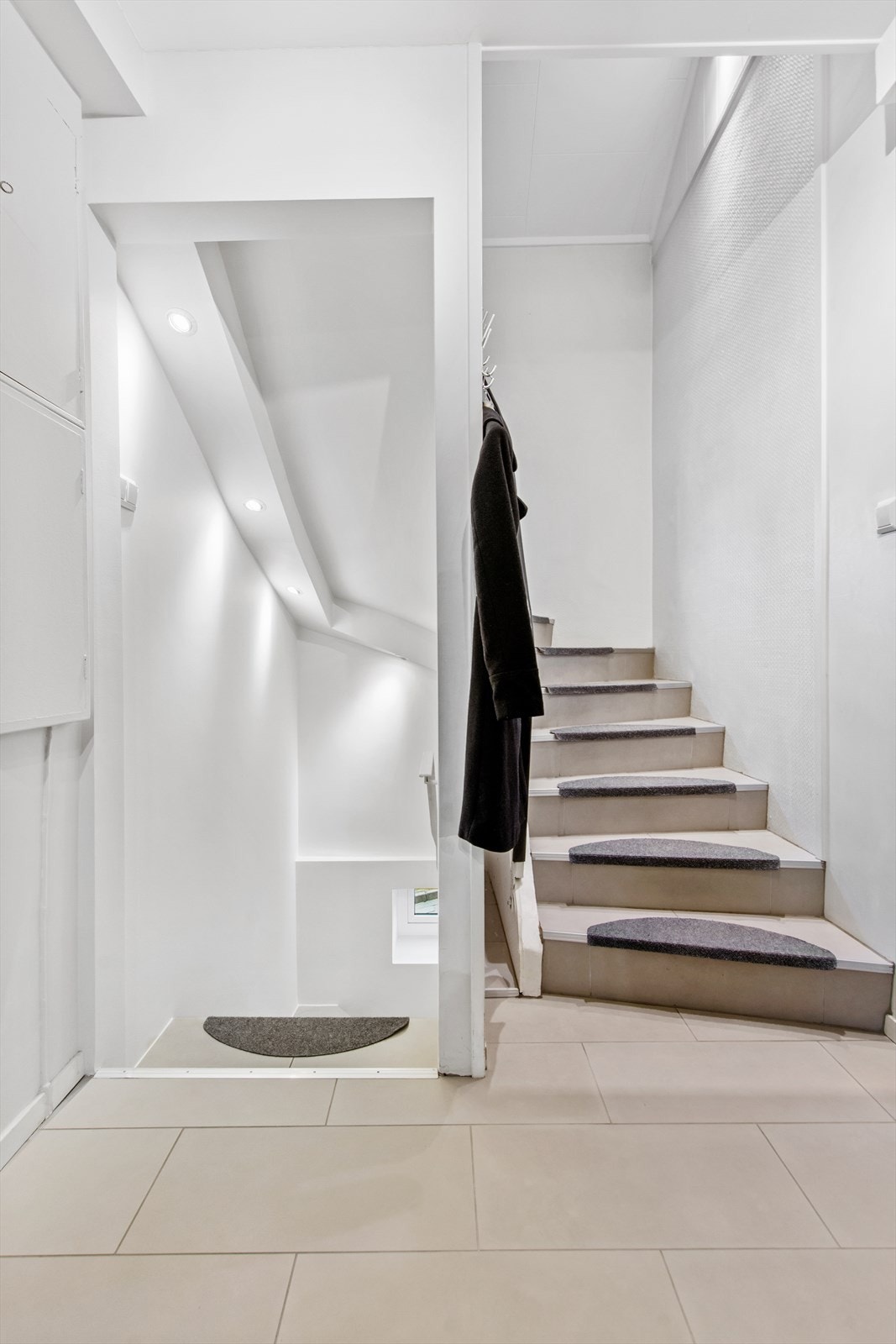 Trapp opp til toppetasjen og ned til underetasjen. Galleribilde