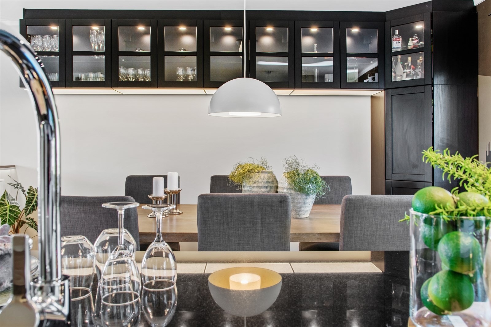 Kjøkken med nærhet til spisestuen. Galleribilde