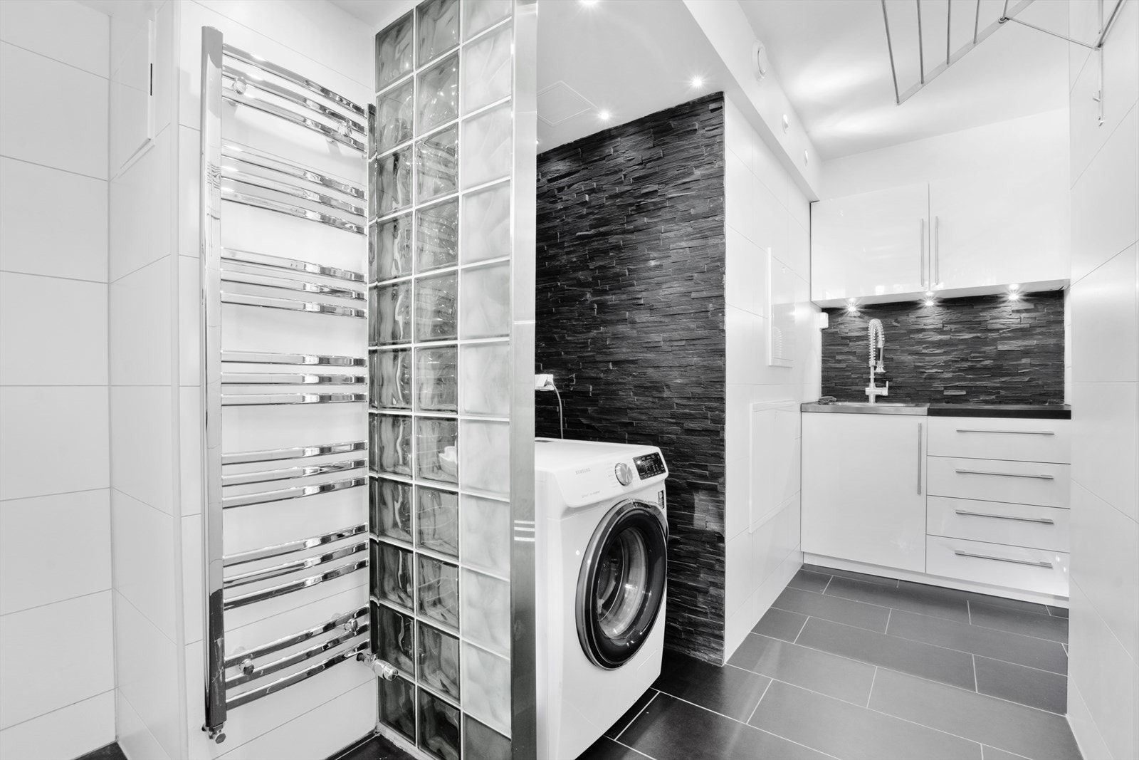 Romslig vaskerom fra 2013 med varme i gulv. Galleribilde