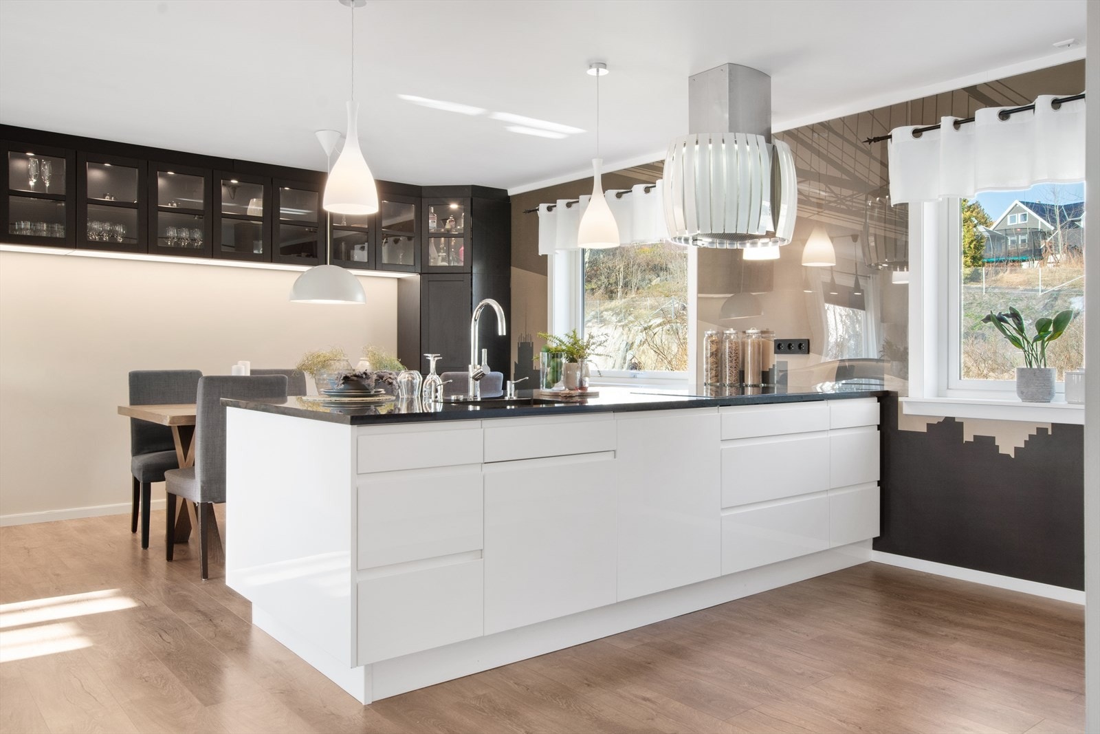 Rommet har store vindusflater som sikrer rikelig med naturlig lys. Galleribilde