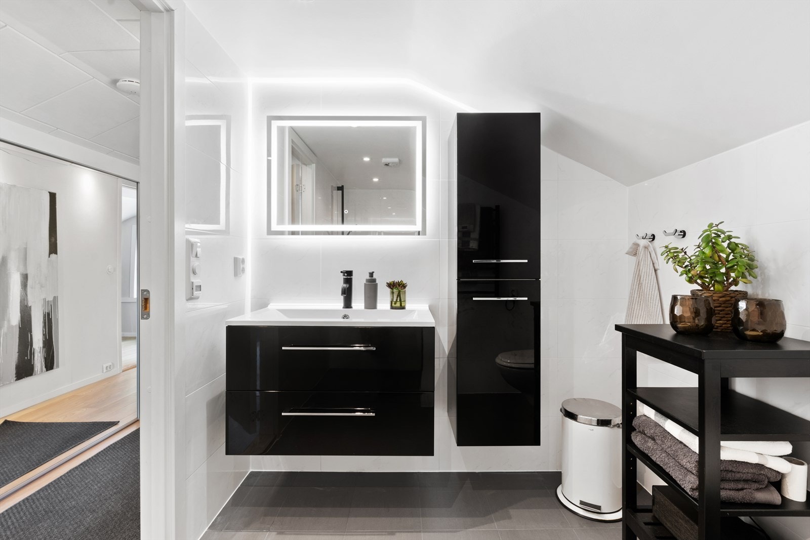 Bad fra 2020 (Sluk, vann- og avløpsrør er fra år 2009). Badet har fått "våtromsbevis" fra takstmann. Badet inneholder dusj, veggmontert wc, servantinnredning, elektrisk håndkletørker. Varme i gulv. Galleribilde