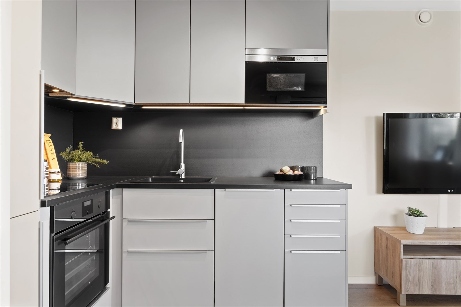 Kjøkkeninnredning fra 2016 med integrerte hvitevarer og glatte fronter på innredning. Galleribilde