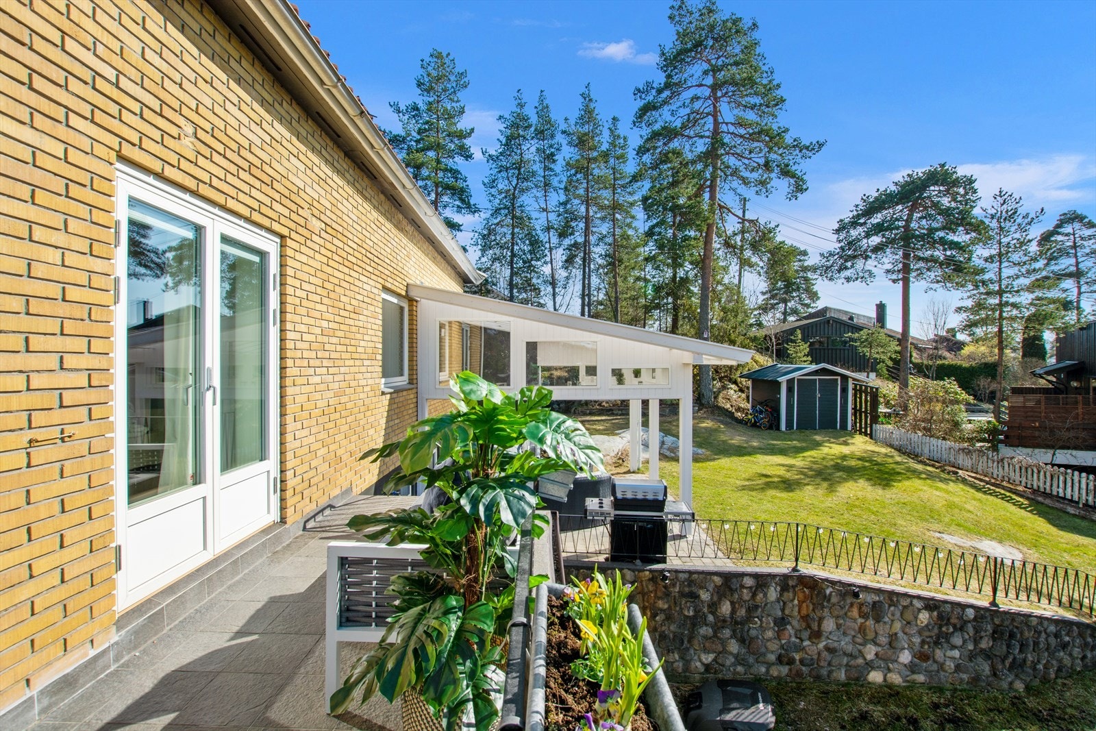 Balkong med trapp ned til hage. Galleribilde