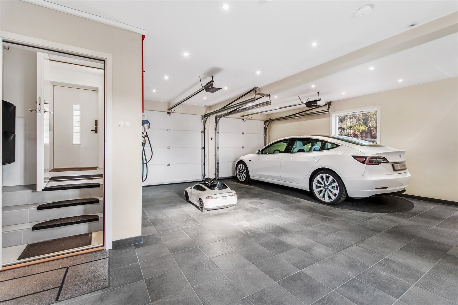 Stor, oppvarmet dobbeltgarasje med ladeboks til elbil. Galleribilde