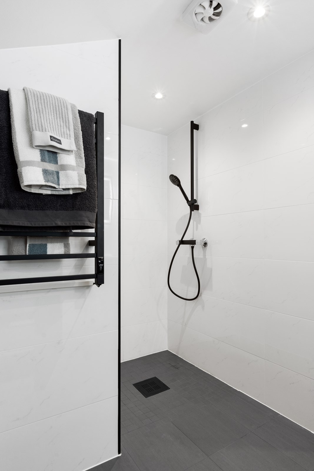 Bad fra 2020 (Sluk, vann- og avløpsrør er fra år 2009). Badet har fått "våtromsbevis" fra takstmann. Badet inneholder dusj, veggmontert wc, servantinnredning, elektrisk håndkletørker. Varme i gulv. Galleribilde