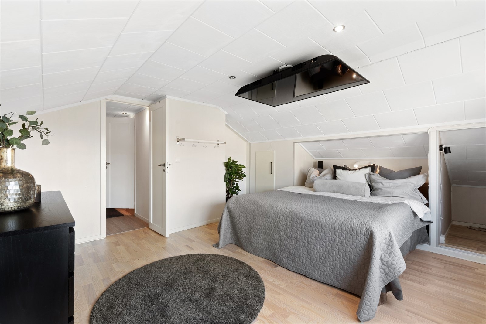 Romslig soverom i toppetasjen med store vindusflater. Galleribilde