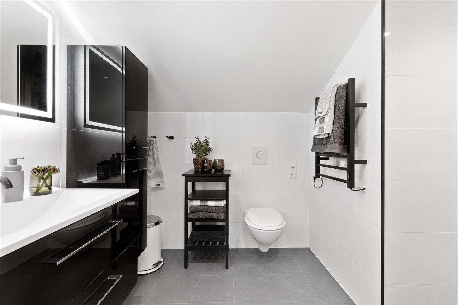 Bad fra 2020 (Sluk, vann- og avløpsrør er fra år 2009). Badet har fått "våtromsbevis" fra takstmann. Badet inneholder dusj, veggmontert wc, servantinnredning, elektrisk håndkletørker. Varme i gulv. Galleribilde