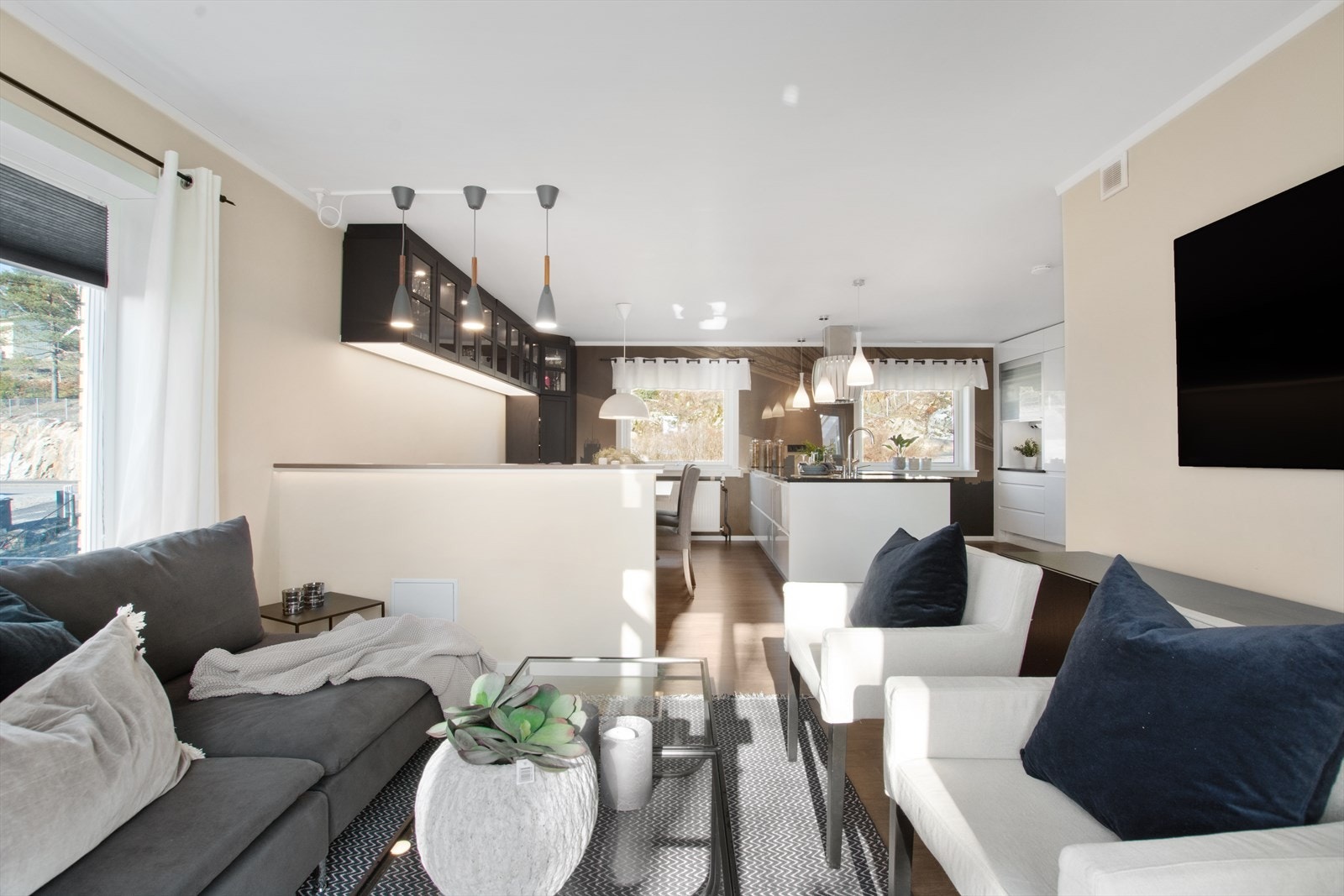 Fra stuen er det direkte adkomst til flere hyggelige uteplasser. Galleribilde