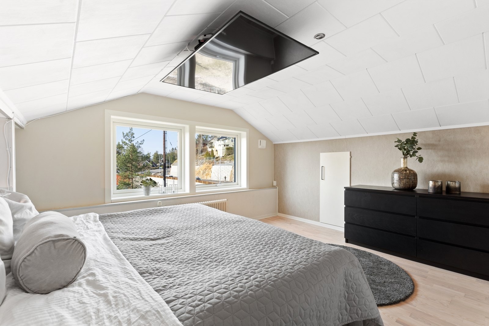 Romslig soverom i toppetasjen med store vindusflater. Galleribilde