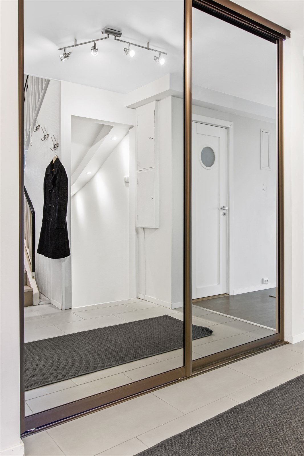 Skyvedørsgarderobe med speil. Galleribilde