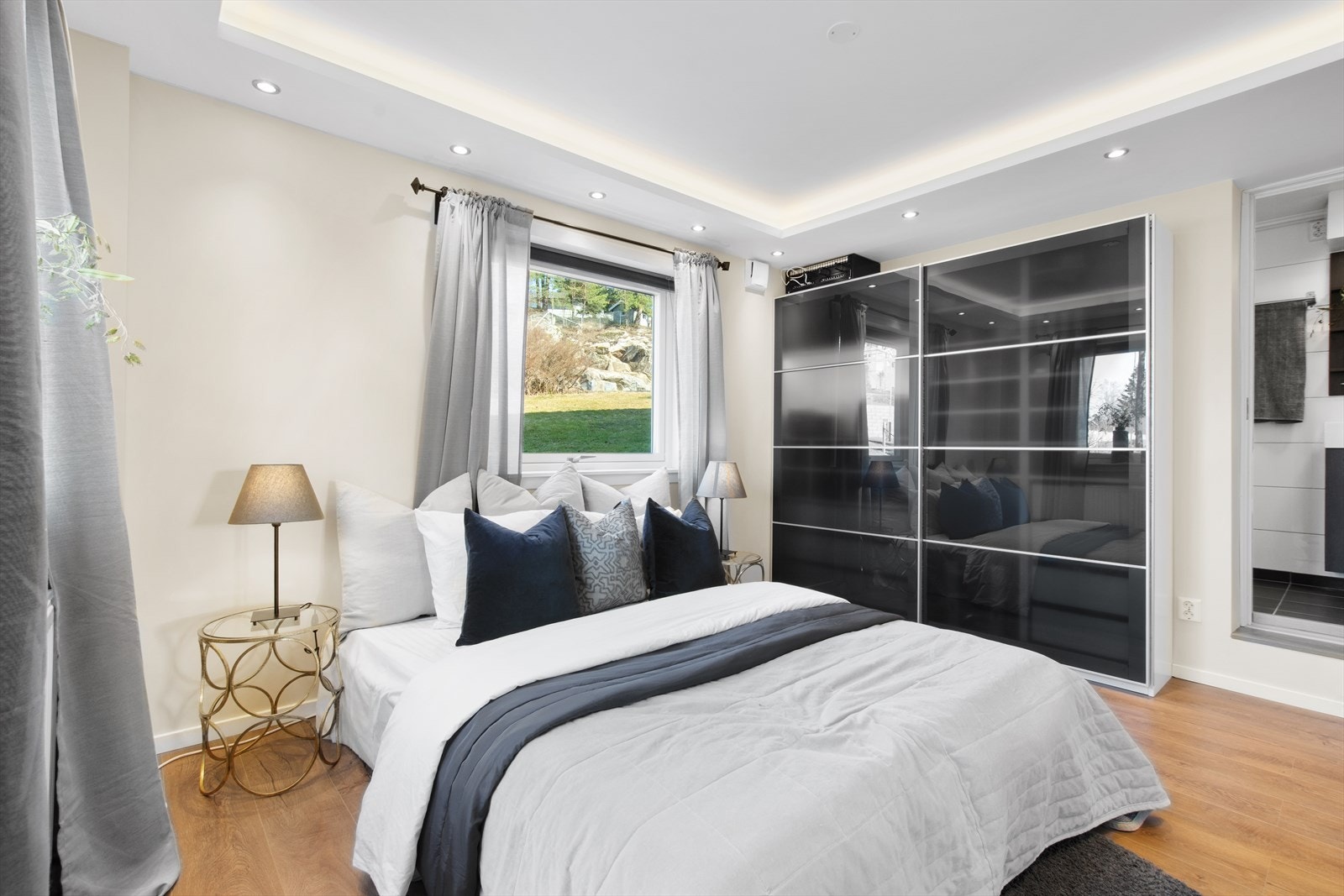 Romslig soverom i hybeldel. Rommet har god plass til dobbeltseng og garderobeskap. Direkte adkomst til eget bad. Galleribilde