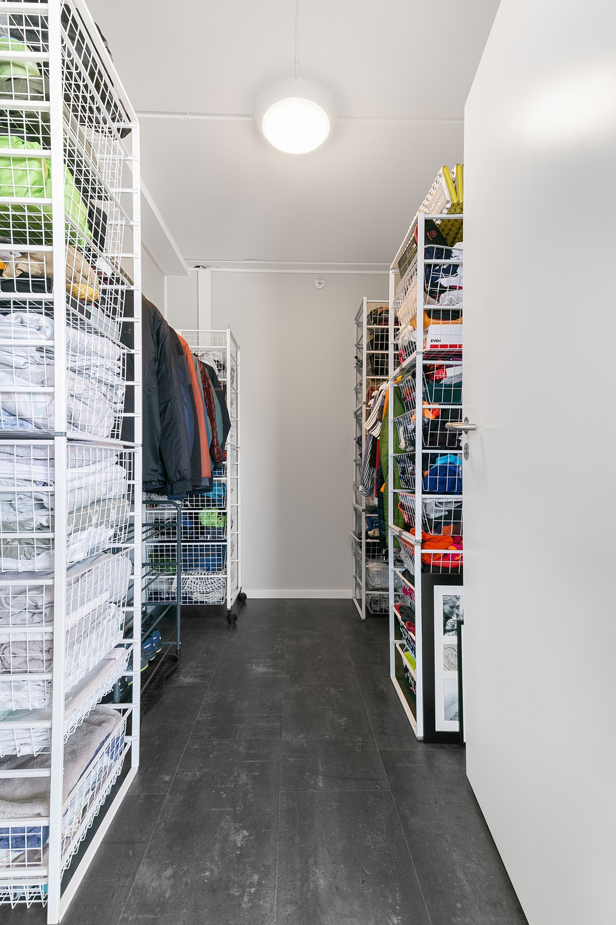Bod/Walk-in-closet med god oppbevaringsplass