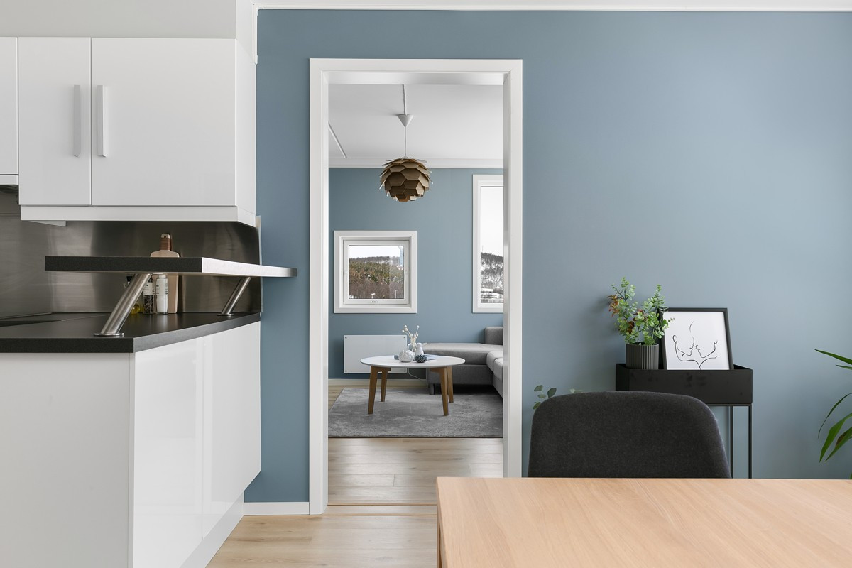 Leiligheten fremstår som moderne og tidsriktig med lune farger på veggene