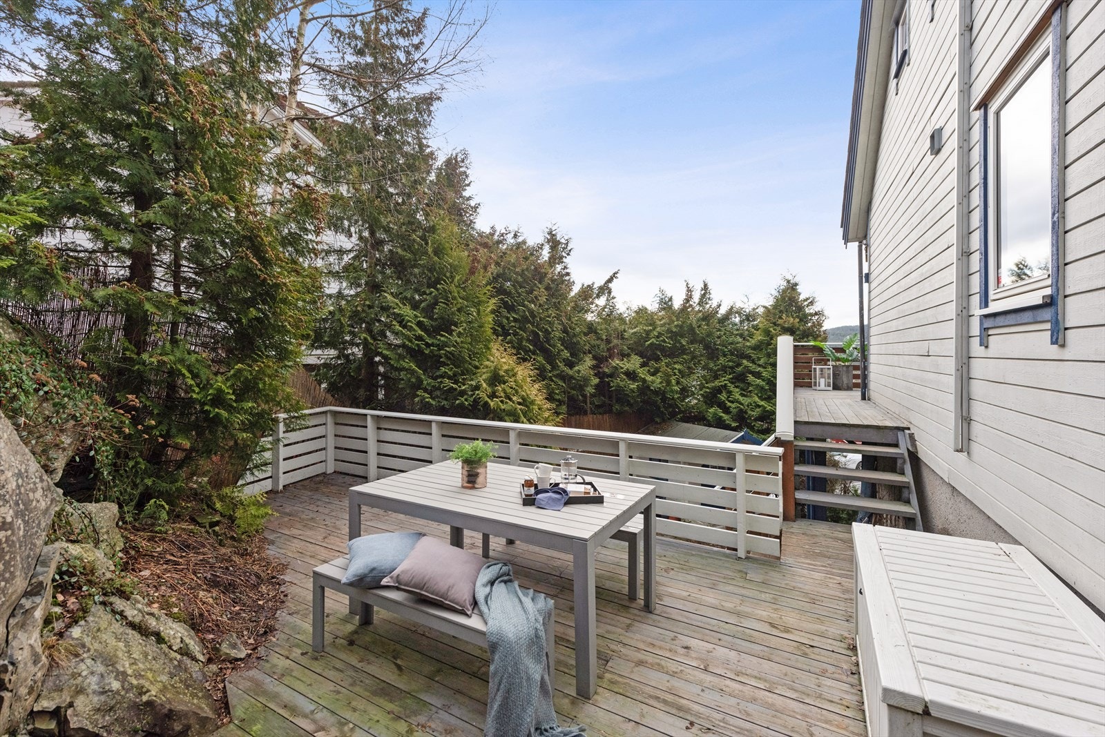 Terrassen er en fin forlengelse av boligen på varme vår- og sommerdager. Her er det ekstremt gode solforhold på kveldstid. Galleribilde