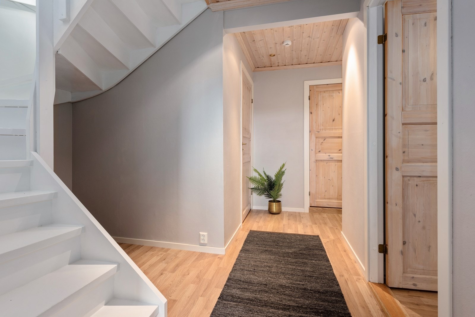 Romslig gang i underetasjen. Galleribilde