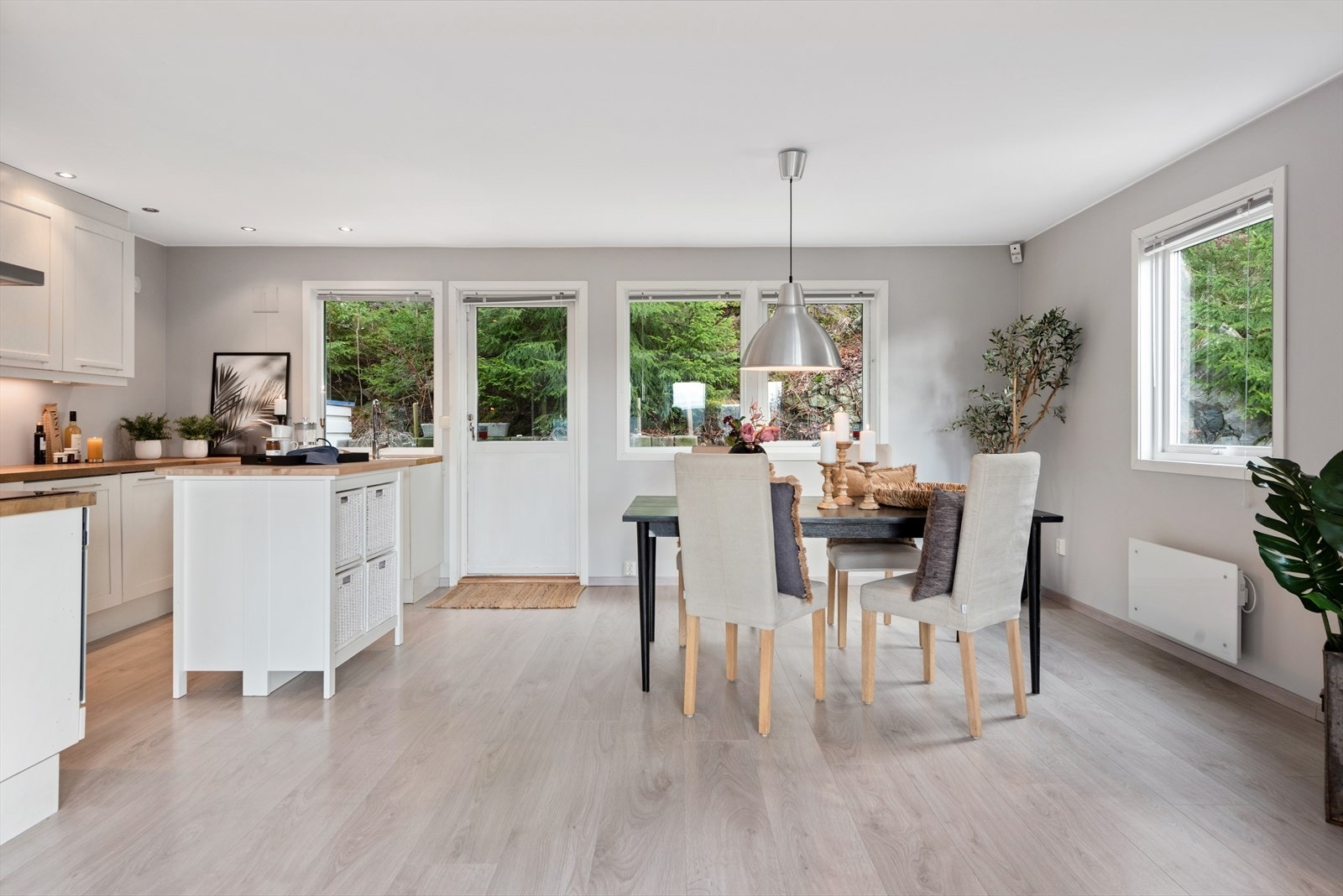 Det er god plass til et langt spisebord mellom stue- og kjøkkenavdeling. Galleribilde