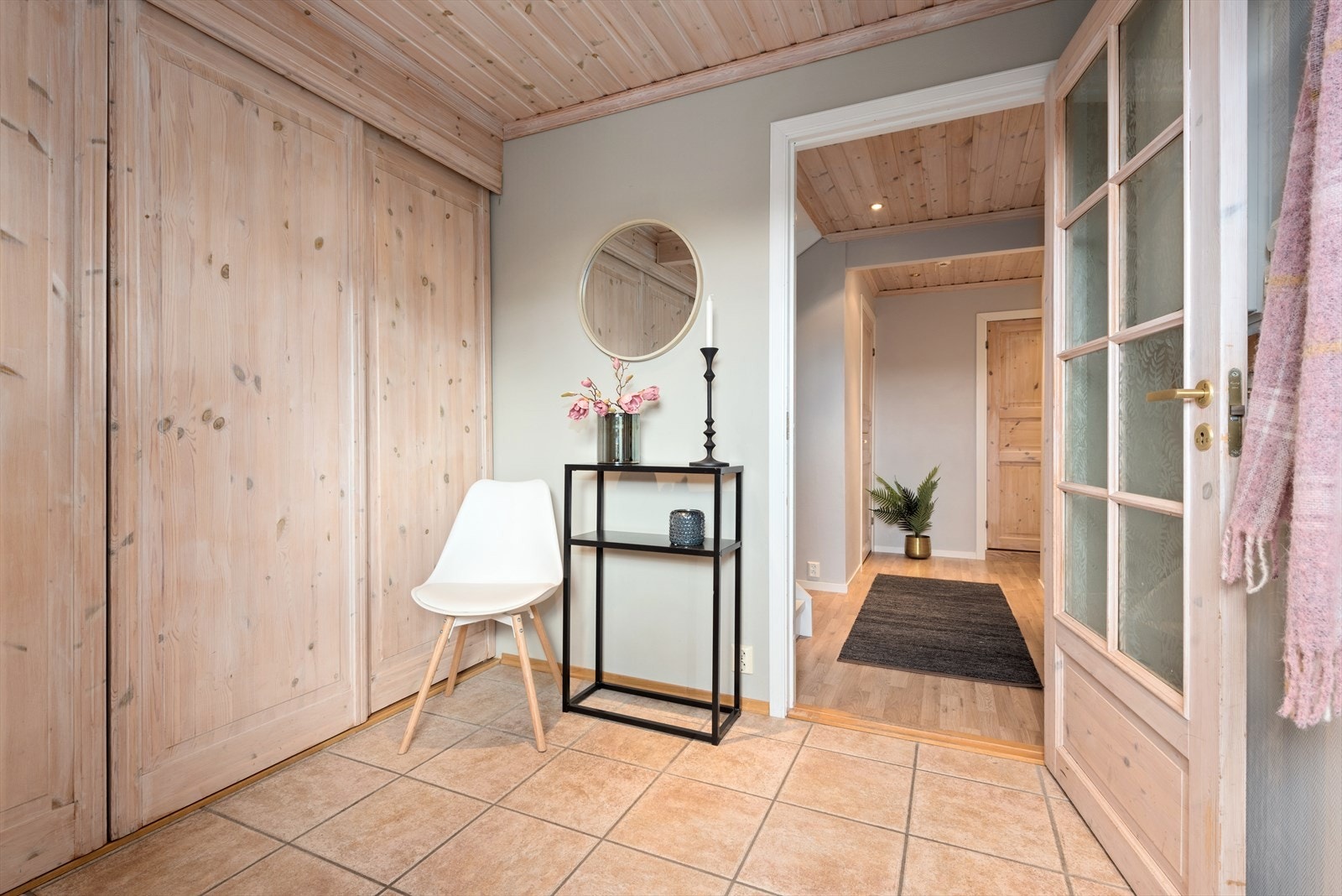 Hallen er innredet med en stor skyvedørgarderobe, som er perfekt til oppbevaring av sko og yttertøy. Galleribilde
