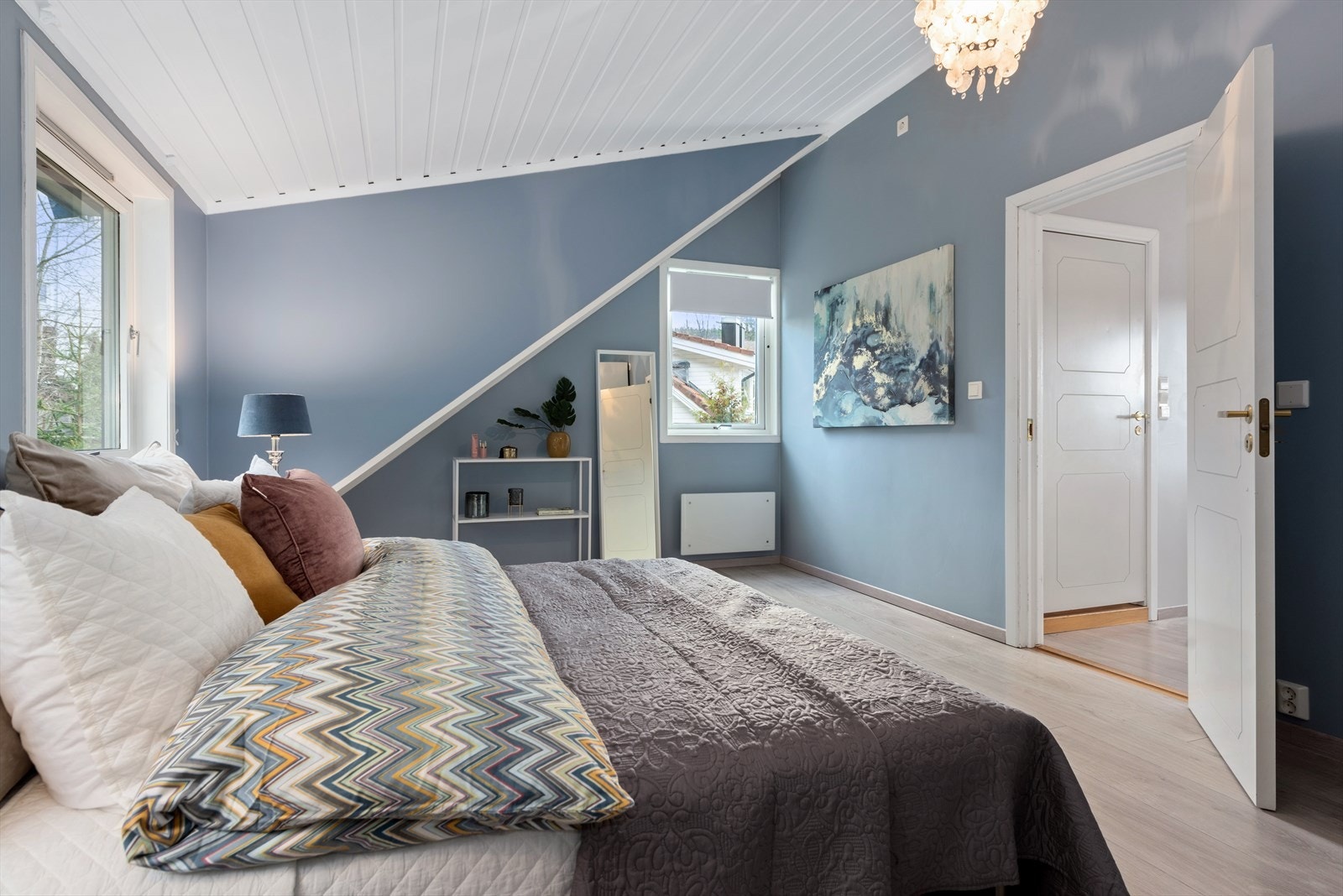 Her er det gode innredningmuligheter, med fin plass til garderobeskap og annet ønsket møblement. Galleribilde