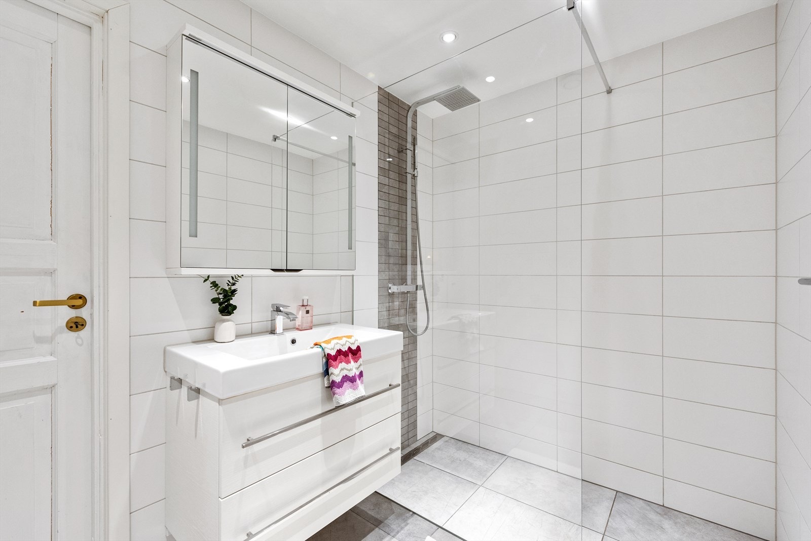 Tidsriktig, flislagt bad med gulvvarme. Galleribilde