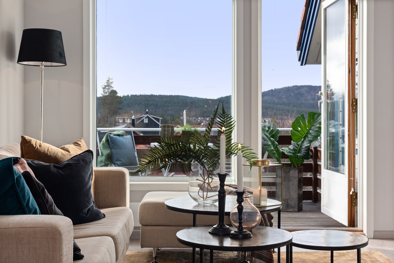 En gjennomgående lys og delikat tomannsbolig med en super, innholdsrik planløsning. Galleribilde