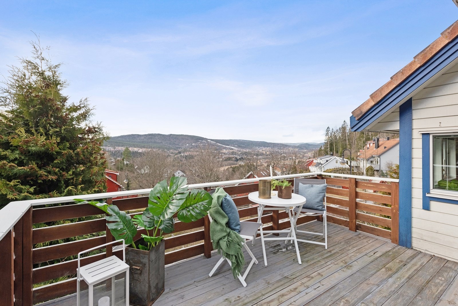 Her er det god plass til hagemøbler av ulike slag, hvor du kan sitte og nyte utsikten. Galleribilde