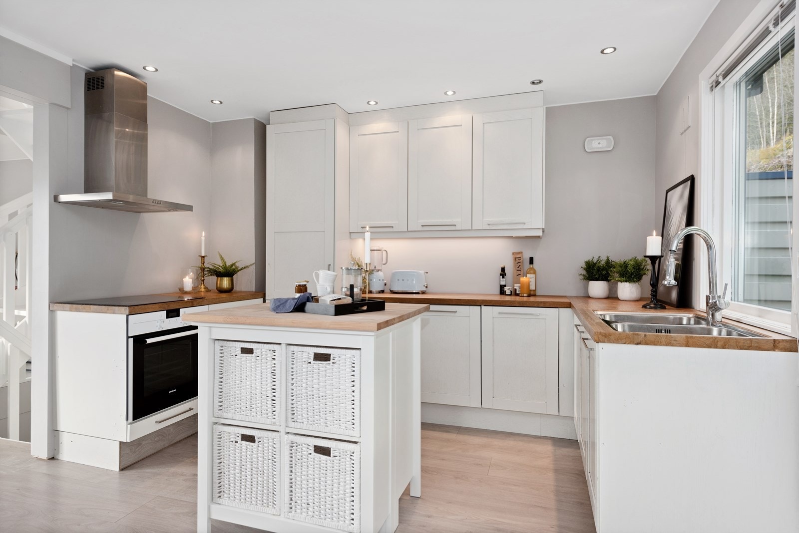 Stilren og moderne kjøkkeninnredning fra Sigdal med profilerte fronter. Galleribilde