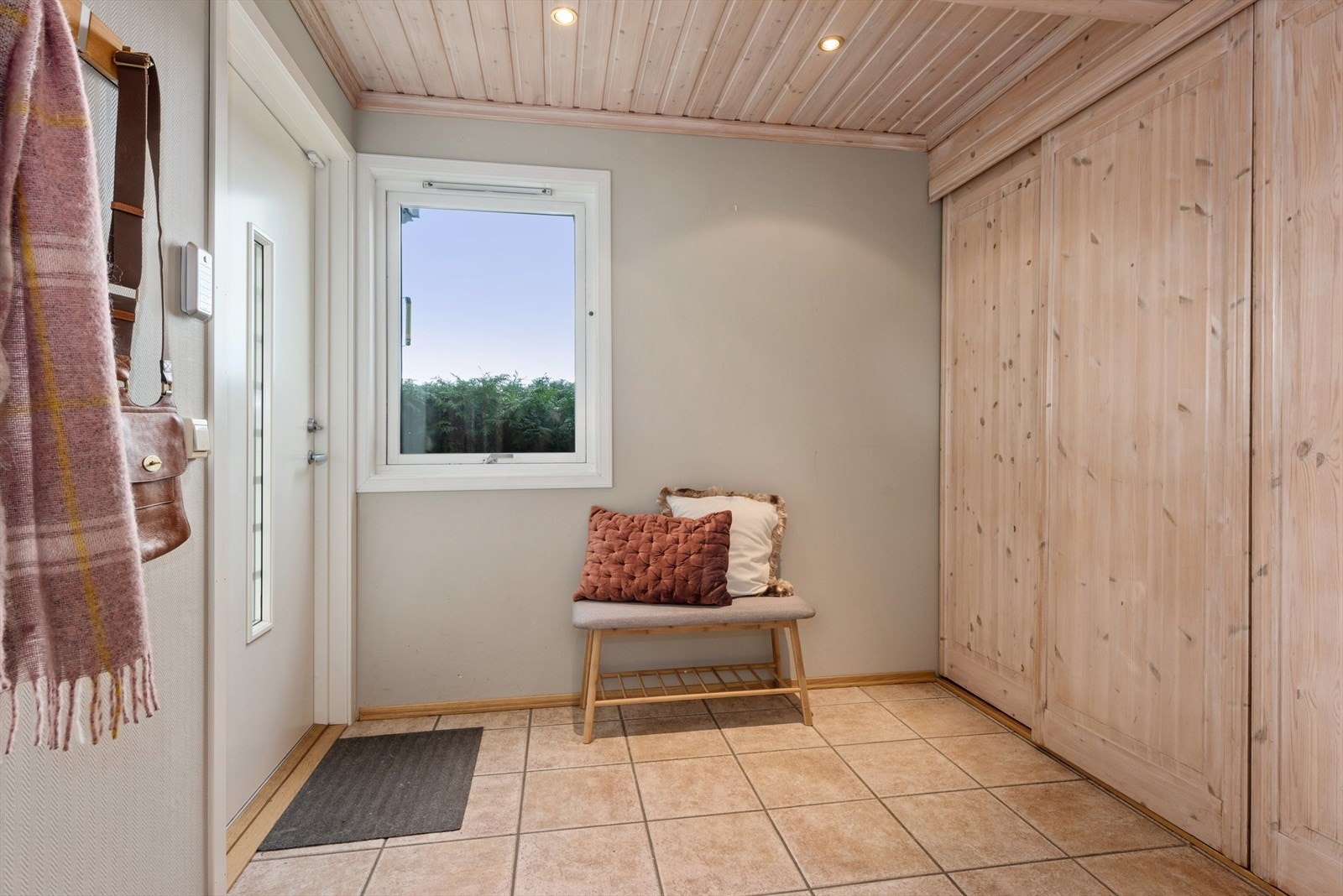 Entré/hall med fliser på gulv med gulvvarme og malte veggflater. Velkommen inn! Galleribilde