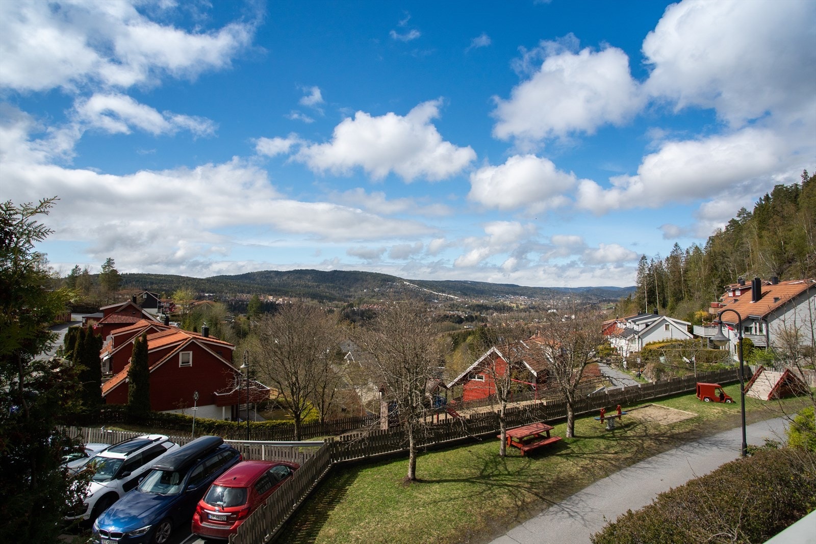 Flott familiebolig med fantastisk utsikt utover Bærums Verk og mot Lommedalen. Velkommen til Øvre Berglia 45! Galleribilde
