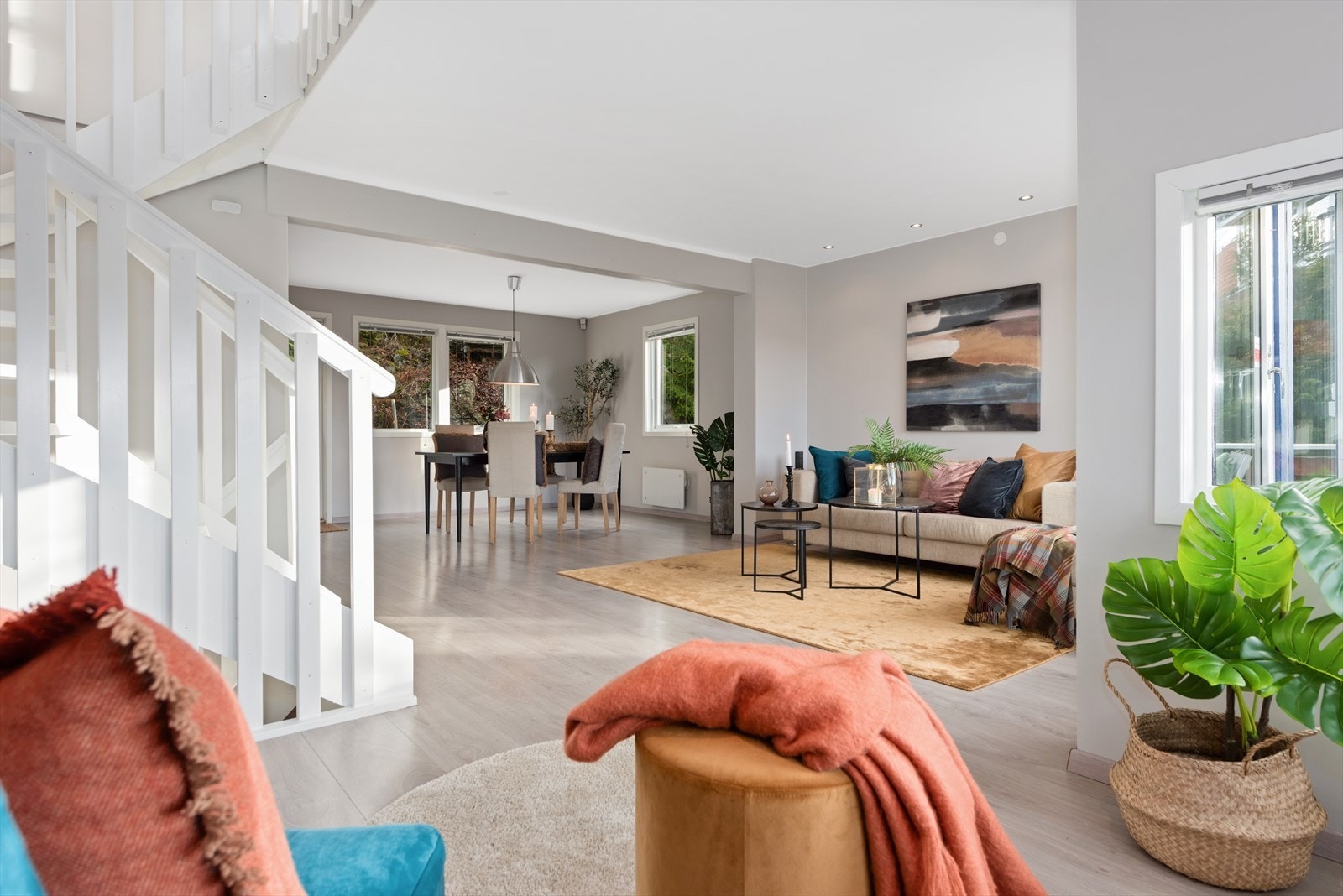 Den åpne løsningen har et naturlig skille mellom de ulike sonene, og gir godt med rom til flere sittegrupper med tilhørende møblement. Galleribilde