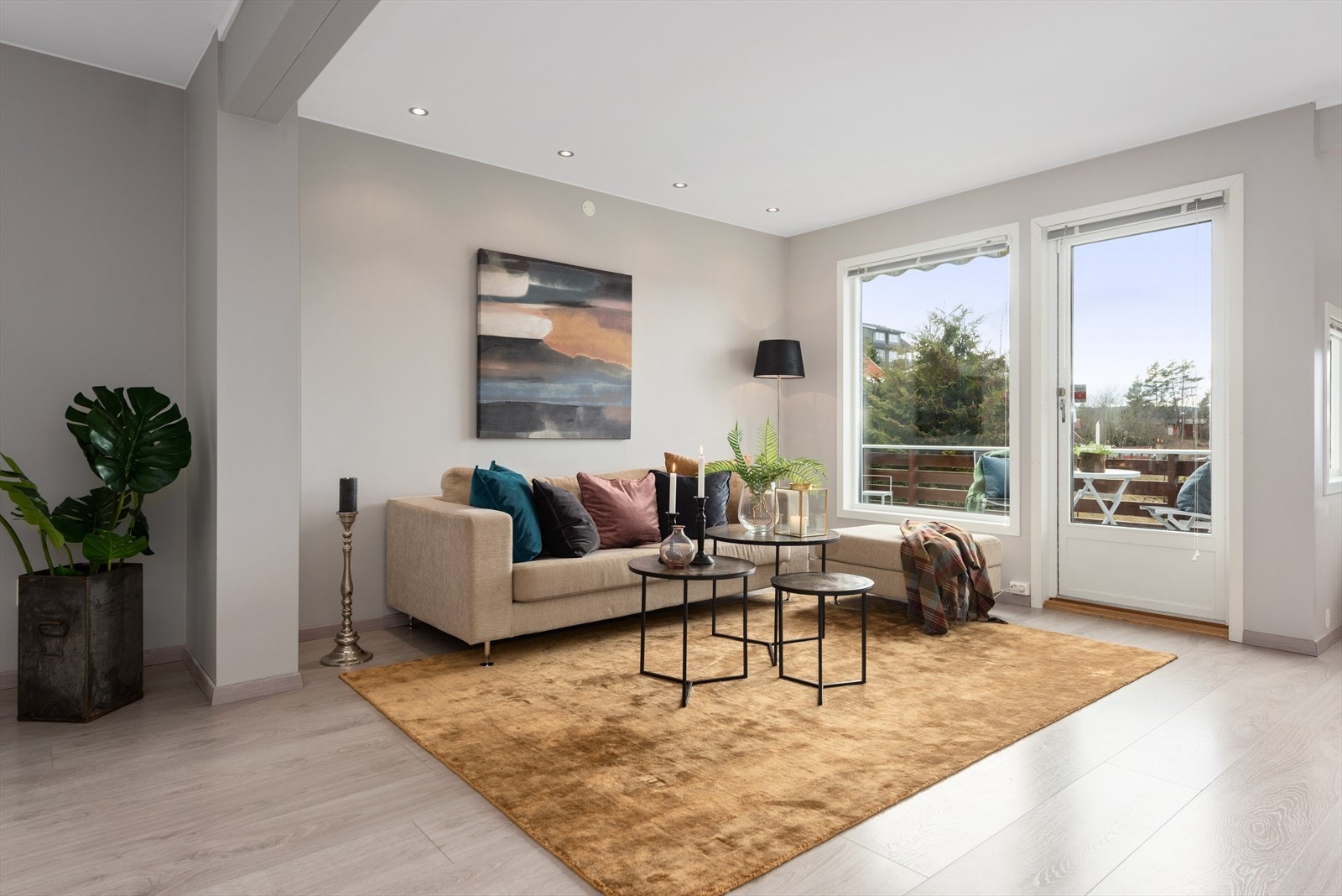 Flere, store vindusflater gir rikelig med dagslys og sørger for en mer luftig følelse. Det er gulvvarme i hele 1.etasje, noe som er meget praktisk i vinterhalvåret. Galleribilde