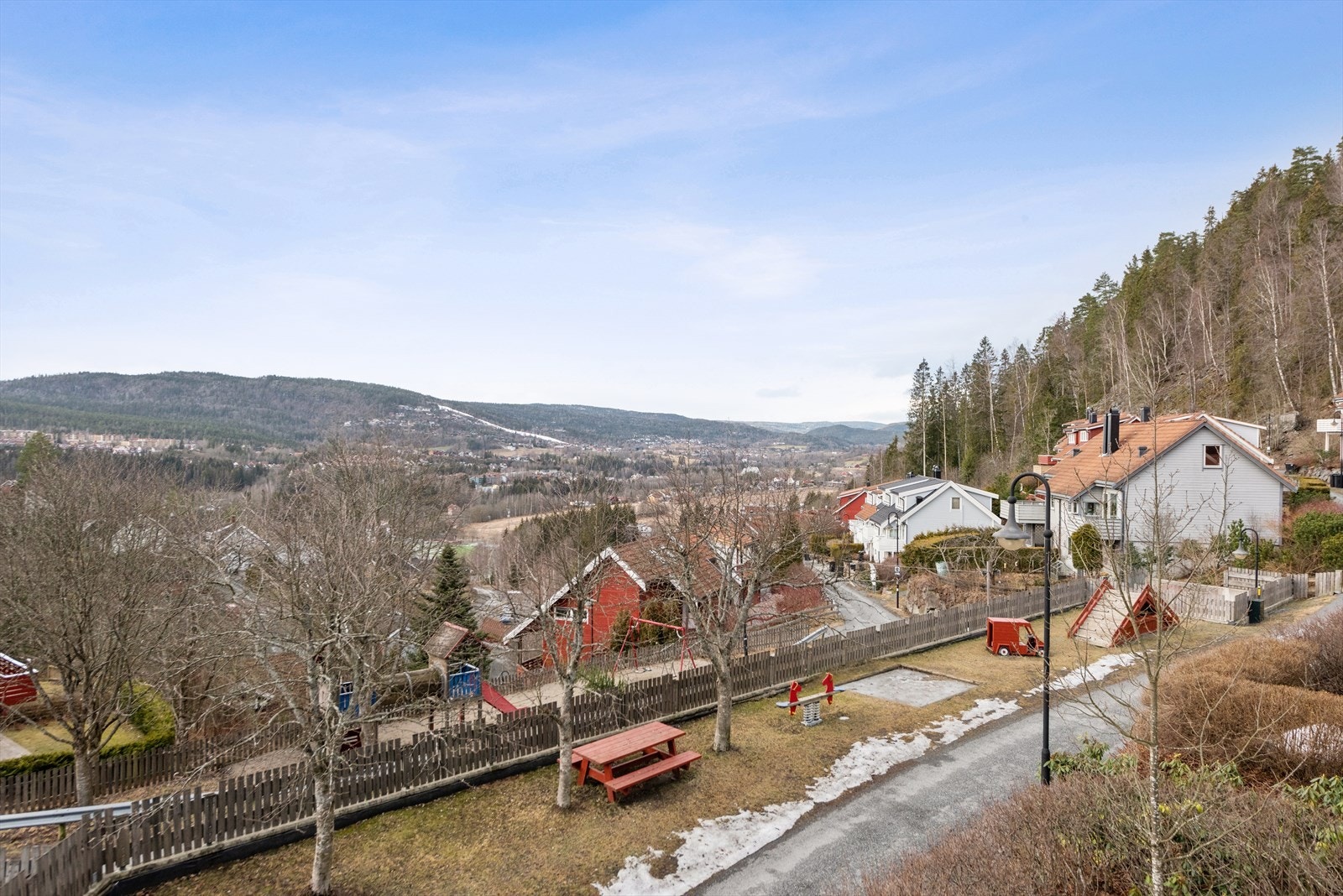 Fellesområdet har felles sandkasse og sosial sittegruppe. Galleribilde
