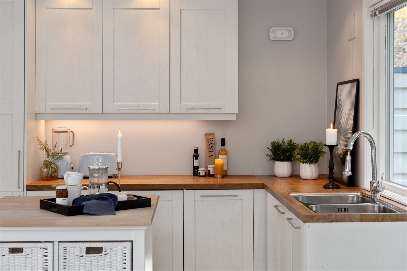 En super kjøkkenøy som gir ekstra benke- og lagringsplass. Galleribilde