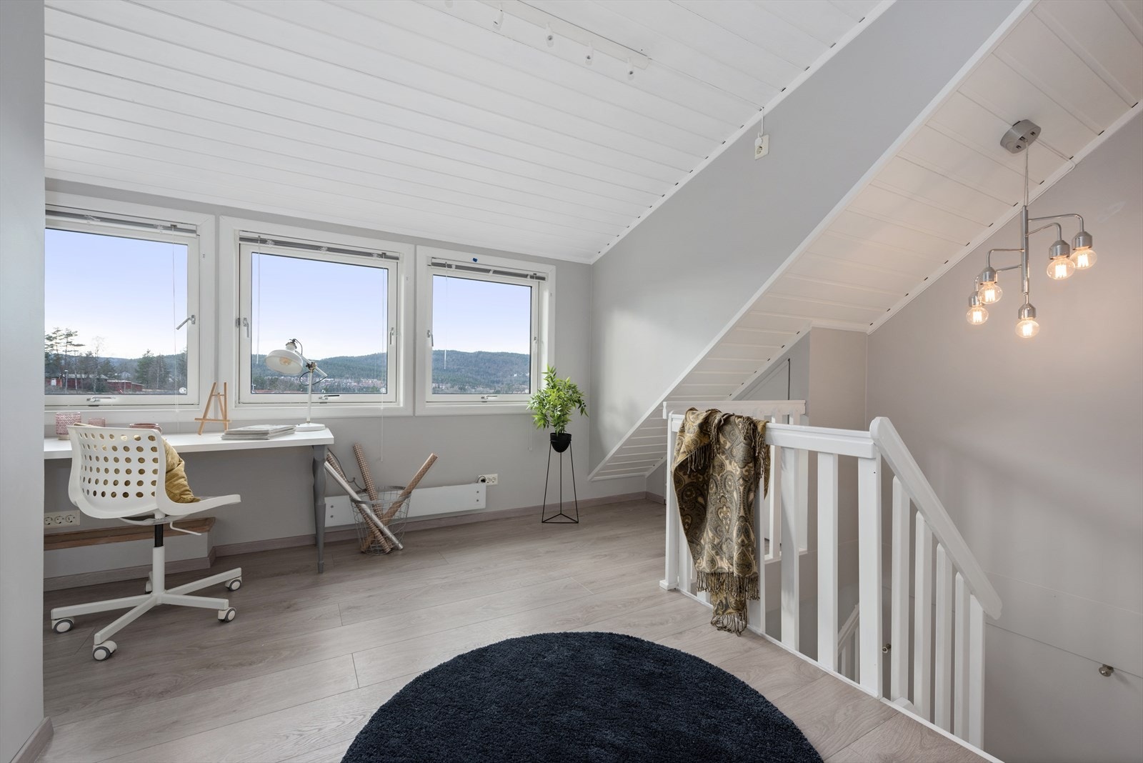 Velkommen opp til boligens øverste etasje - Her er ligger det en lys og åpen stue med gode innredningsmuligheter. Galleribilde