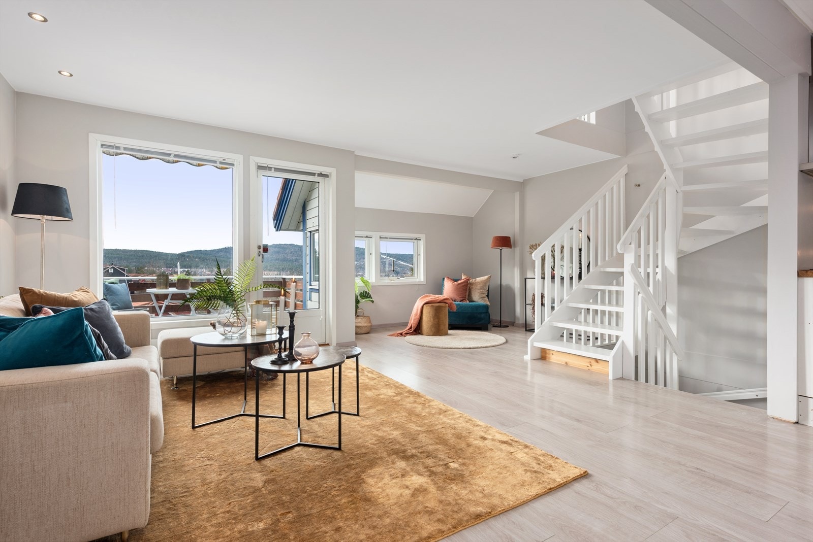 Fantastisk lys bolig med vidstrakt utsikt - flytt rett inn! Galleribilde