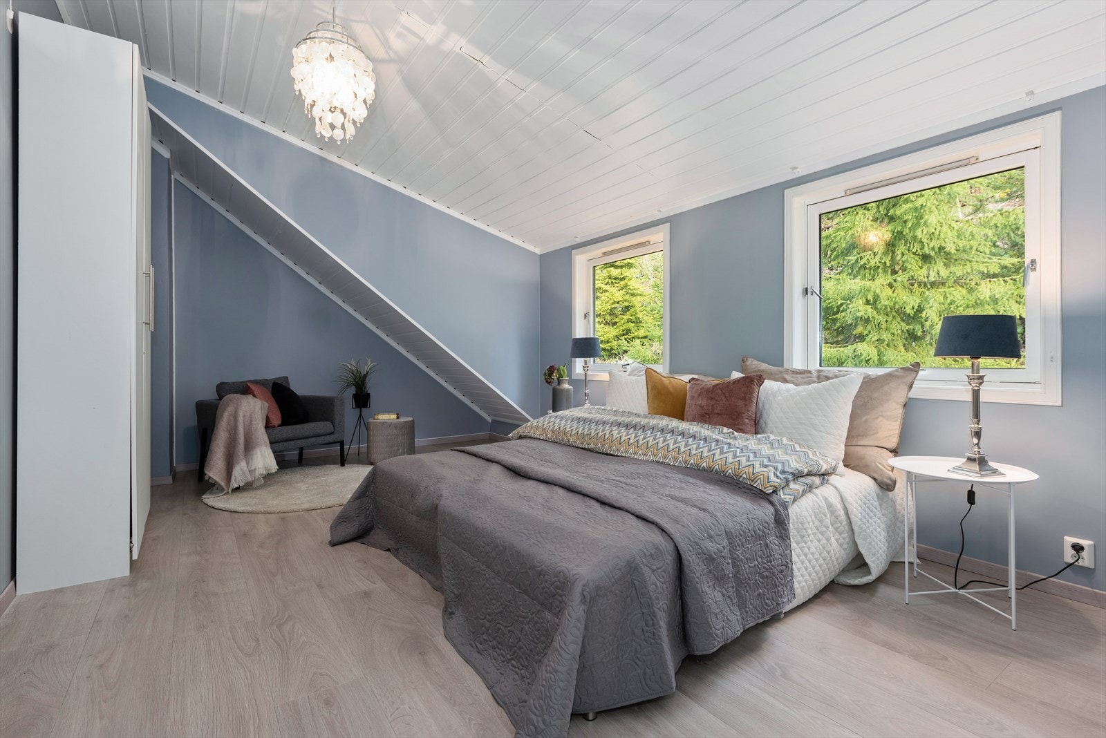 Stort hovedsoverom med delikate fargekombinasjoner og fine vindusflater som slipper inn mye naturlig lys. Galleribilde