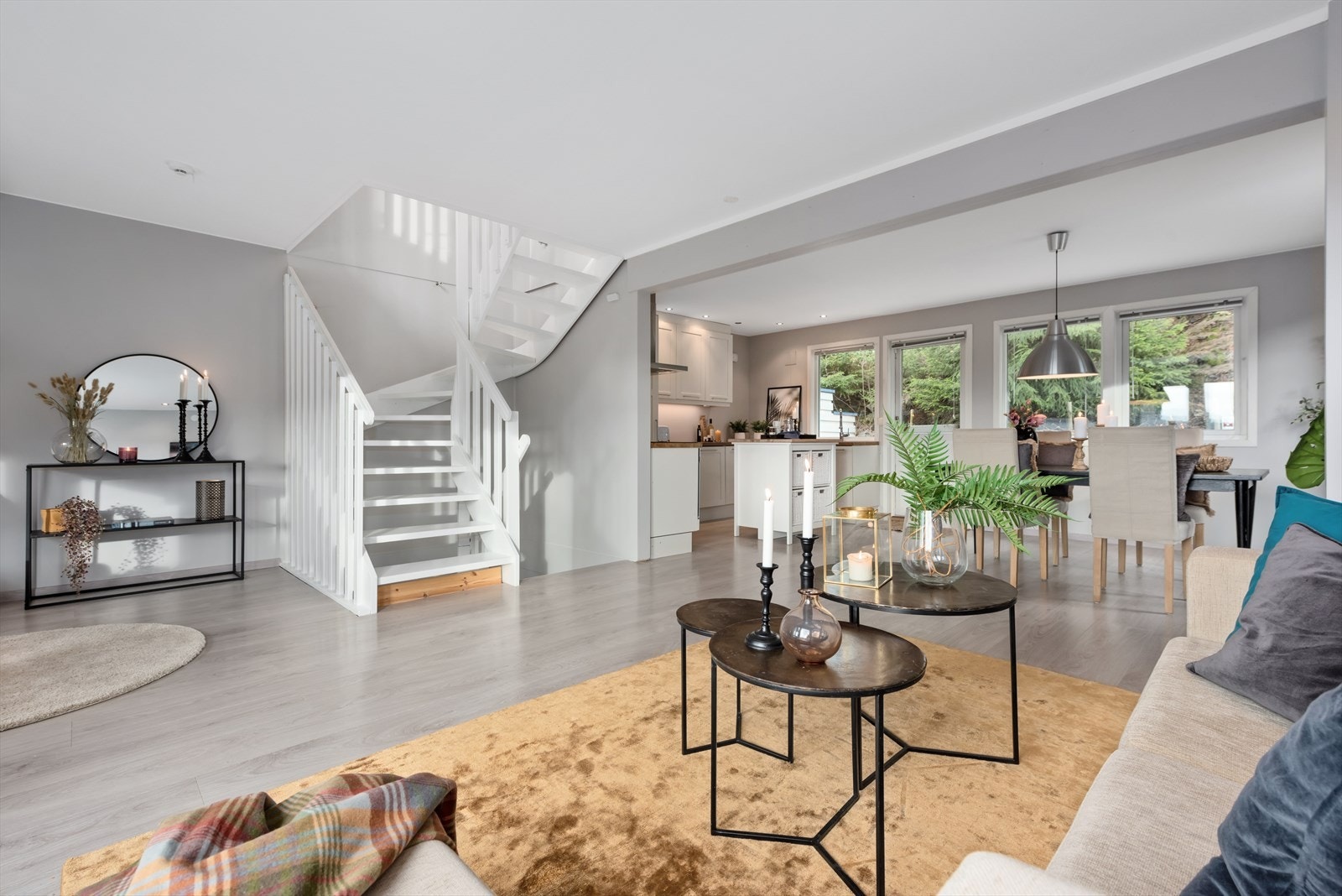 Stue og kjøkken ligger i en åpen løsning, og sammen utgjør de et sosialt og smakfullt allrom med funksjonelle arbeidsflater og gode møbleringsmuligheter. Galleribilde