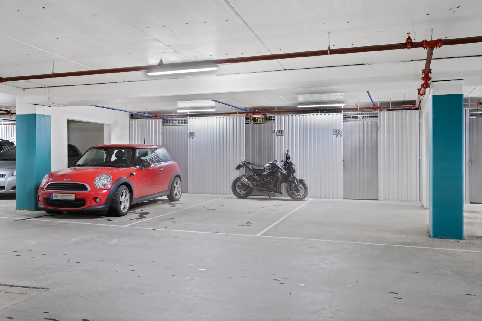 Oppvarmet garasjeanlegg med parkeringsplass og bod. Galleribilde