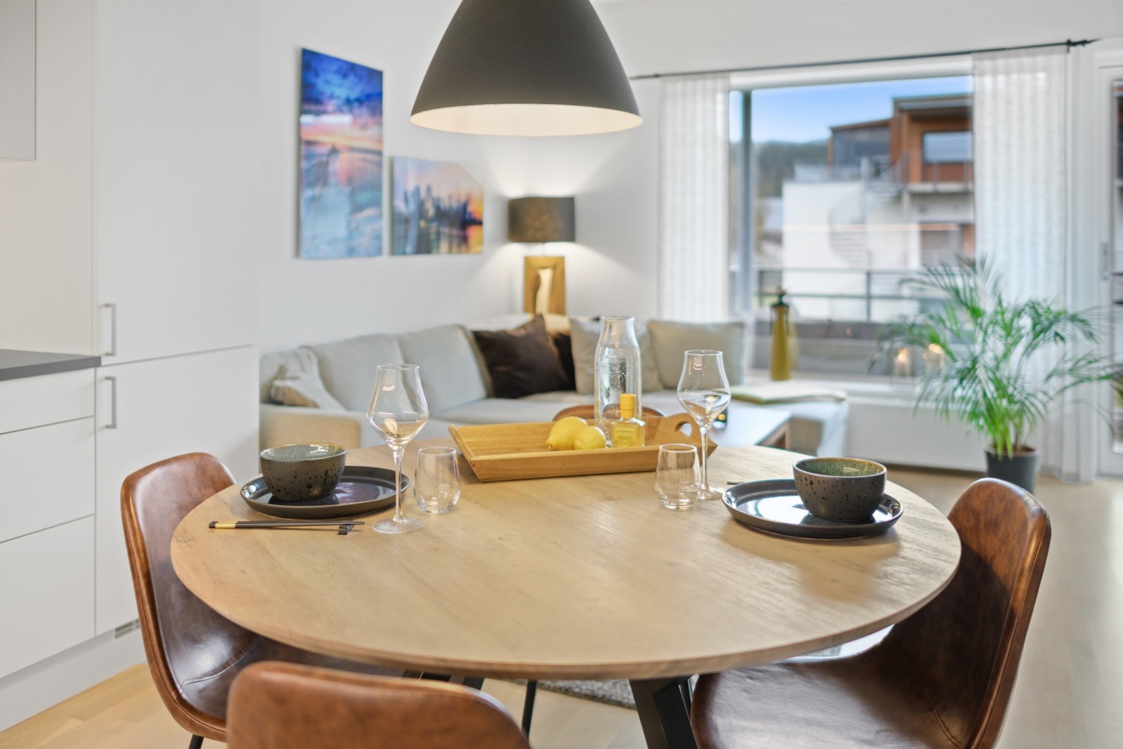 God plass til både spisebord og sofaløsning. Galleribilde